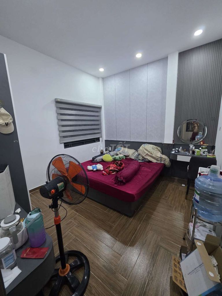 We need to rent a nice new house, three bedrooms, two toilets, 12th.
