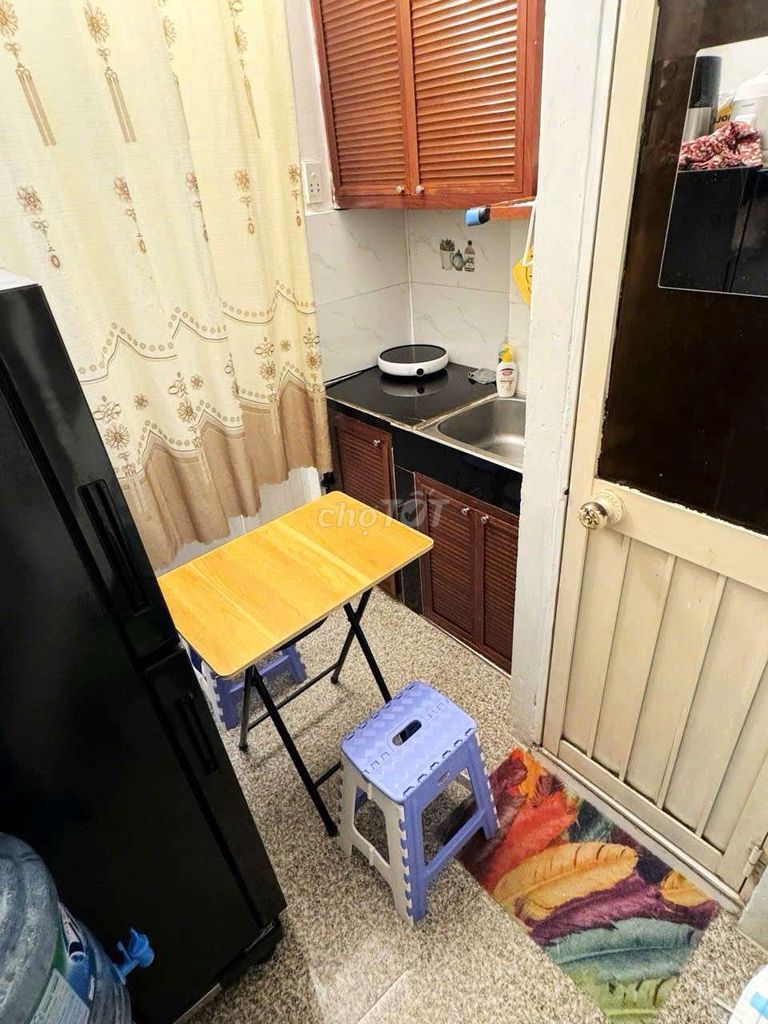 We'll rent the entire apartment. One floor, one floor, right on the Phú Nhuận.