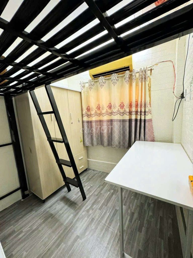 We'll rent the entire apartment. One floor, one floor, right on the Phú Nhuận.