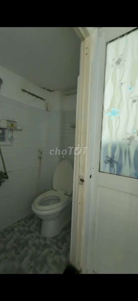 We'll rent the entire apartment. One floor, one floor, right on the Phú Nhuận.