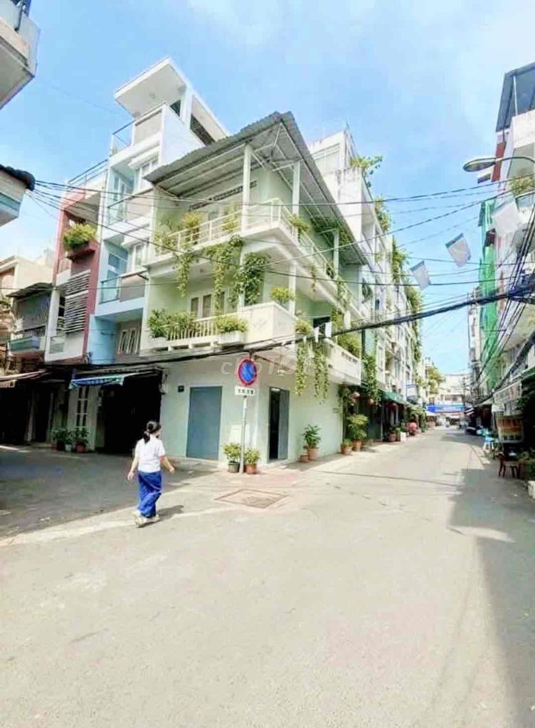 Renting two floors of the second corner on the 4th.
