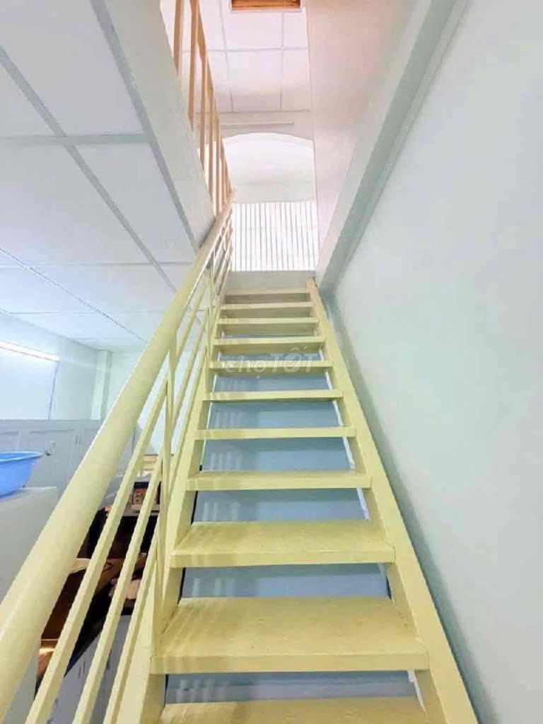 Renting two floors of the second corner on the 4th.