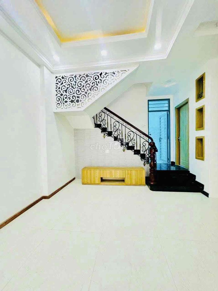 The big house (nearly by the stop) Two-story four-story bedroom three toilets. interior