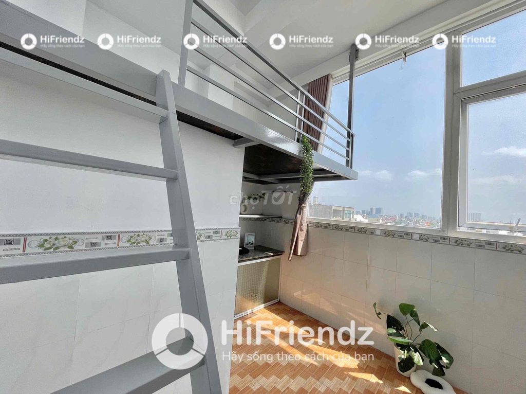 Dumex, high guard - open sky windows near the University of Hong Pang vhu bordering District 11