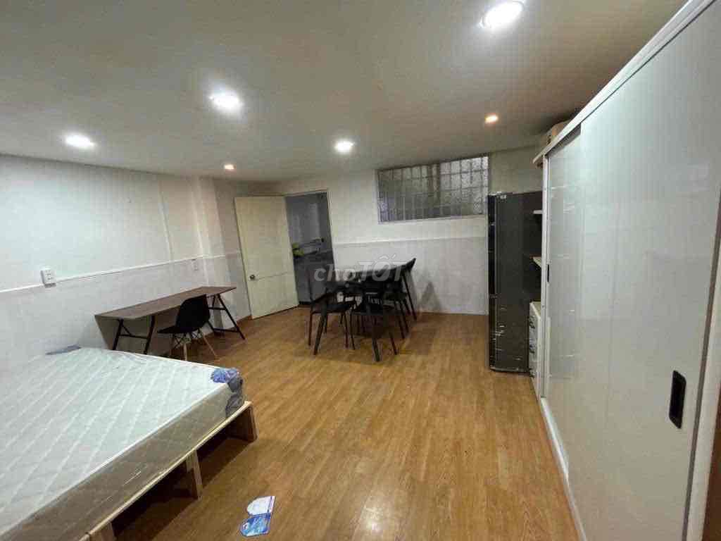 Five bedrooms, 4.3 x 20 meters, Hoàng Văn Thụ,730 4, Tân Bình