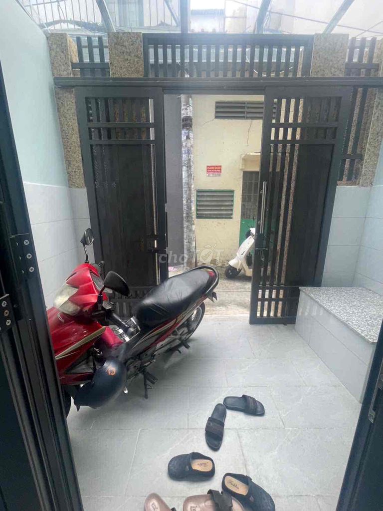 Two floors to the roof. Two bedrooms. Three toilets.