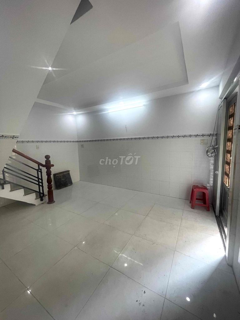 New house painted the Quang Trung alley. Two bedrooms, 9.5 million refrigerators.