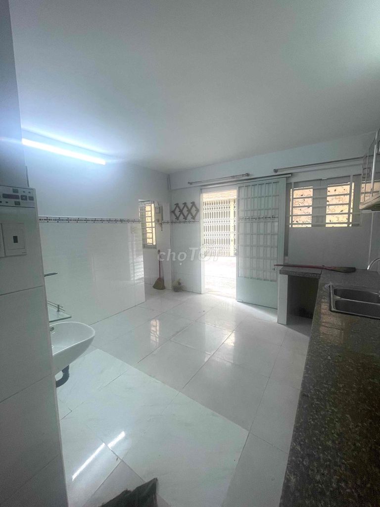New house painted the Quang Trung alley. Two bedrooms, 9.5 million refrigerators.