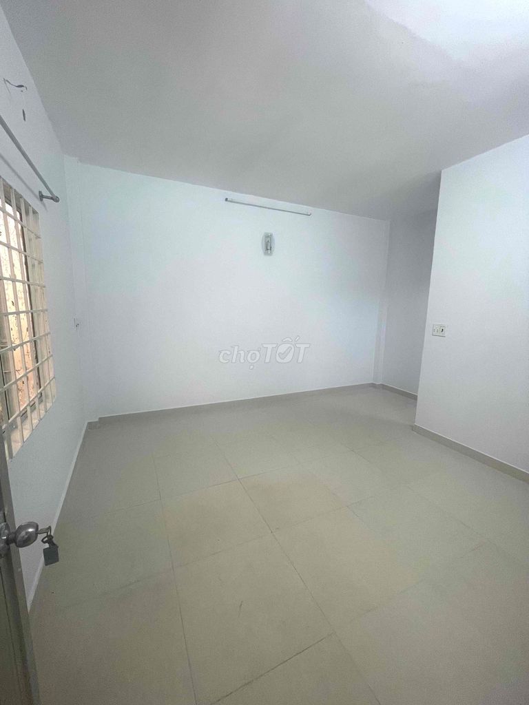 New house painted the Quang Trung alley. Two bedrooms, 9.5 million refrigerators.
