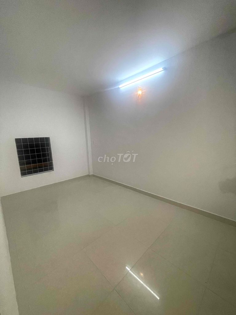 New house painted the Quang Trung alley. Two bedrooms, 9.5 million refrigerators.