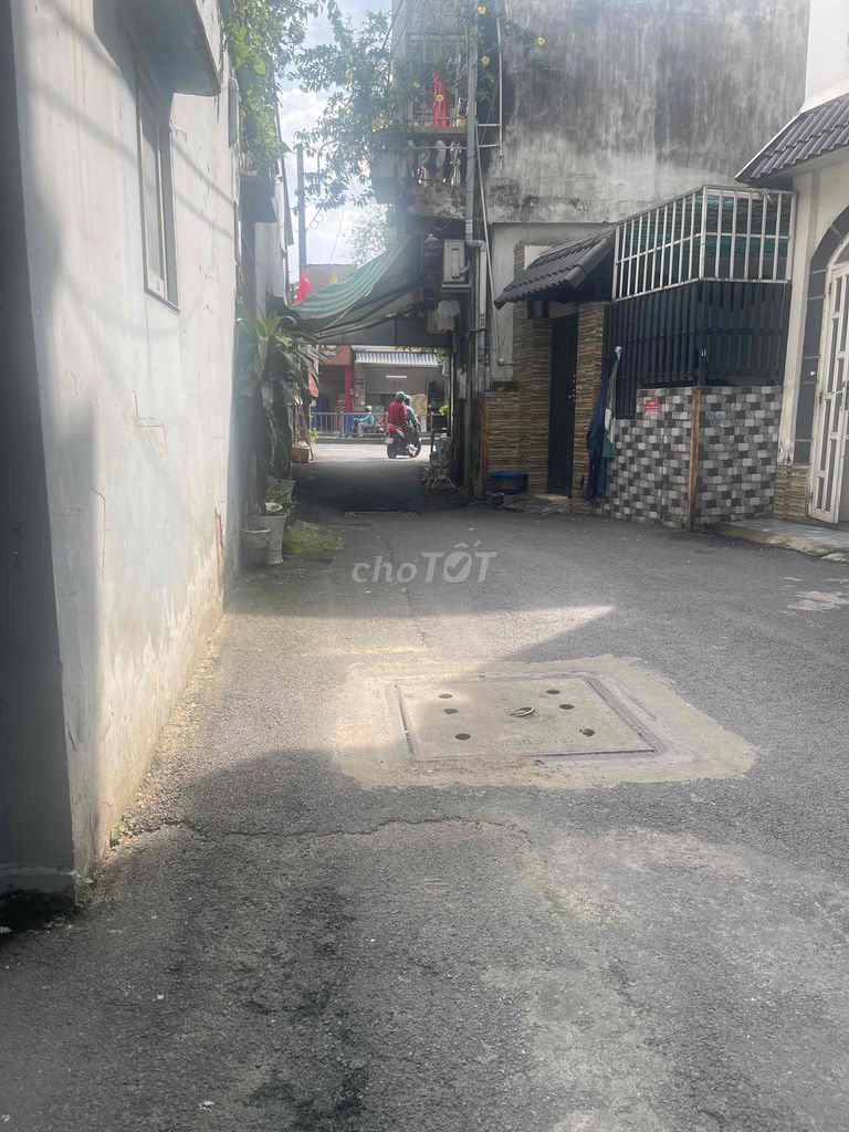 New house painted the Quang Trung alley. Two bedrooms, 9.5 million refrigerators.