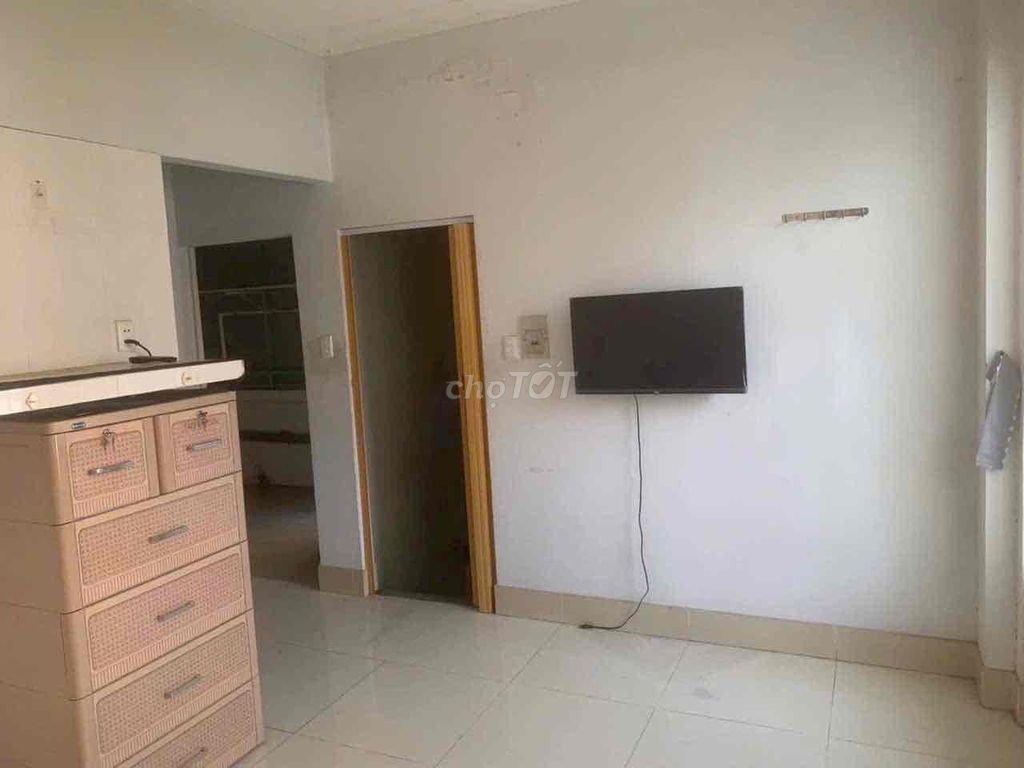 Ground 2rd floor 3 bedroom 2 toilets, hatch 6 meters. Near Bv 175, Tsn Airport