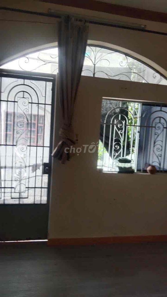 Good price-- District 1) for rent one floor, right street