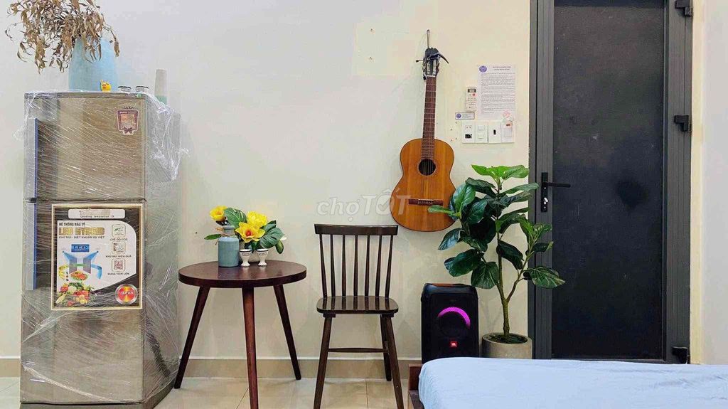 Rent the studio full-time furniture super Tôn Đản super-Environment wall