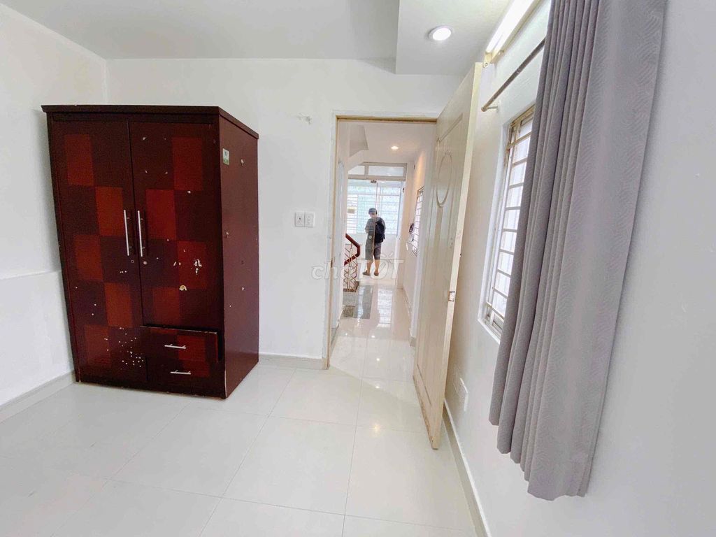 Cheap sky window room