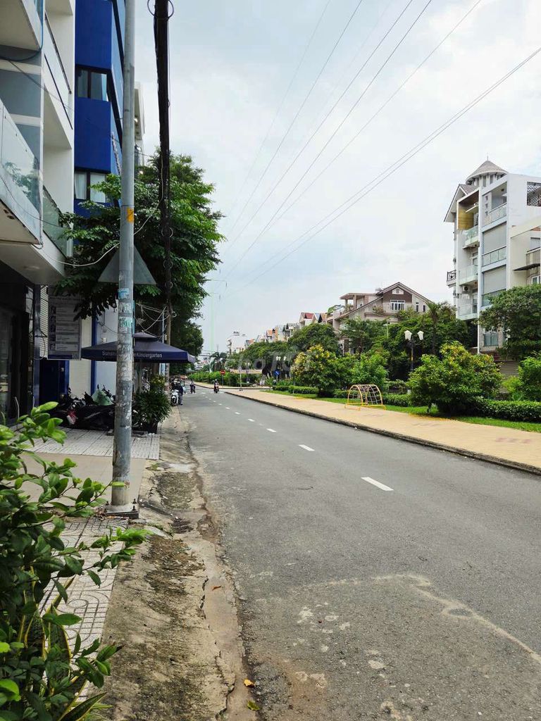 AKD Nguyễn Thế Truyện, the beautiful house has a bedroom - close to the journal