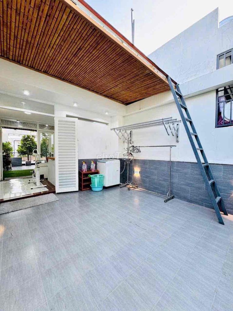 Beautiful new home, alleyway.