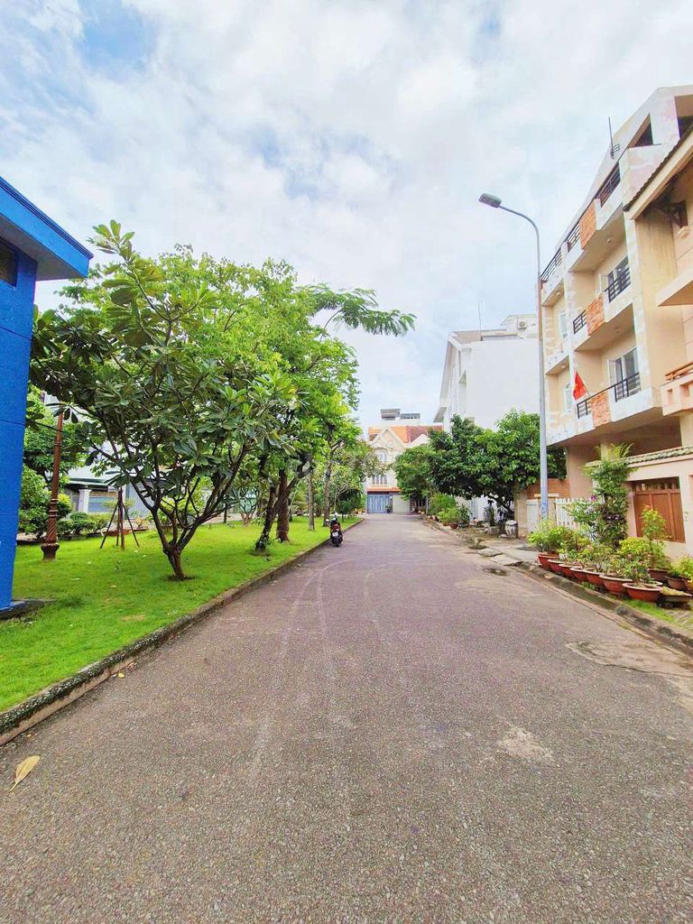 Rent a mini park house in front of a double-way house near District Two.