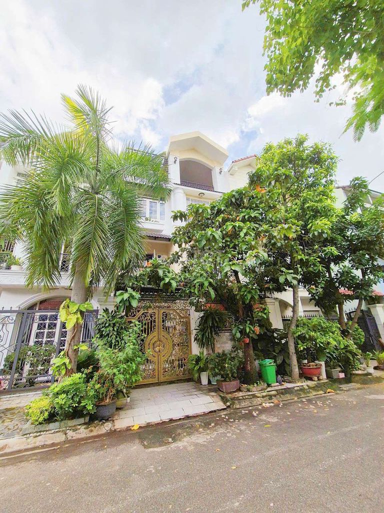 Rent a mini park house in front of a double-way house near District Two.