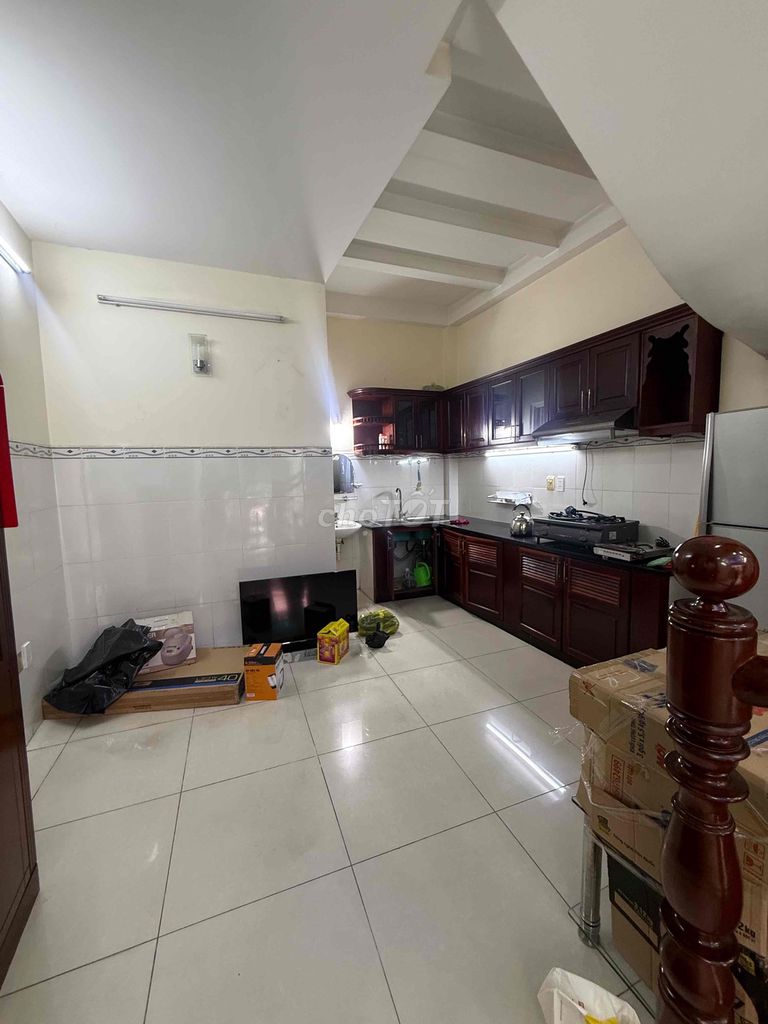 6 meters out. Three bedrooms. Four toilets.