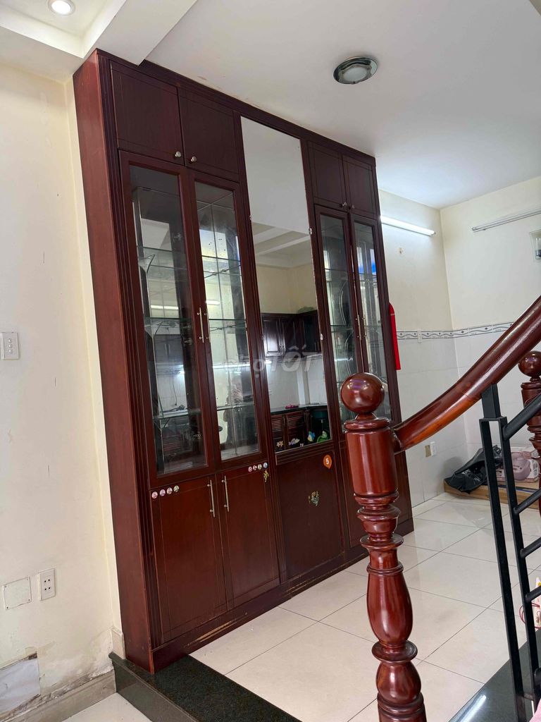 6 meters out. Three bedrooms. Four toilets.