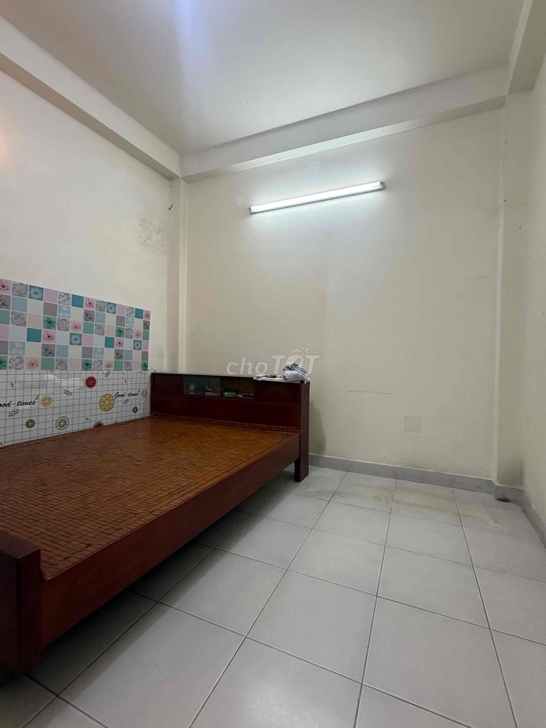6 meters out. Three bedrooms. Four toilets.