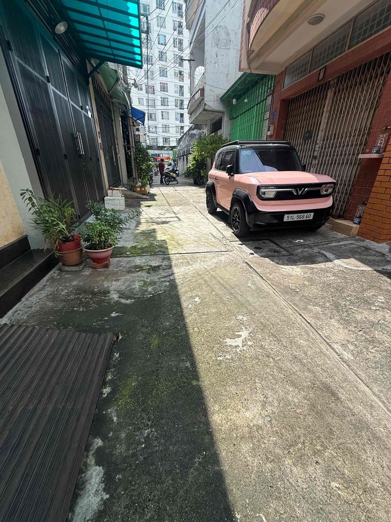 6 meters out. Three bedrooms. Four toilets.