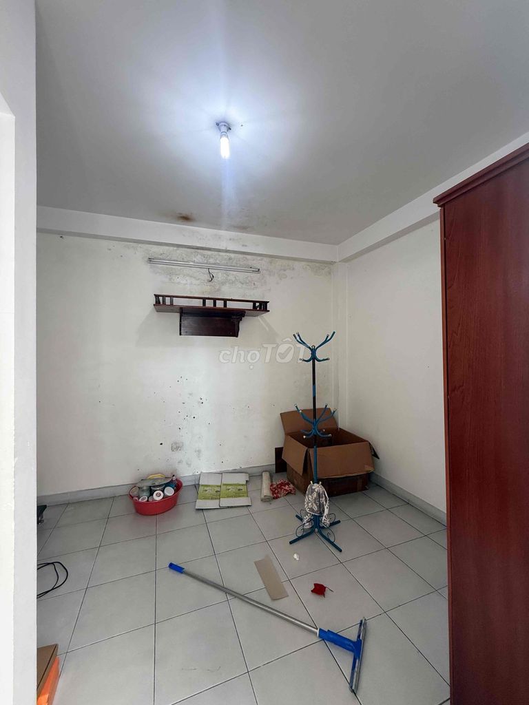 6 meters out. Three bedrooms. Four toilets.