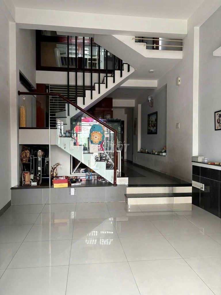 The Kadcs are near ql13, square. Three floors, three bedrooms, three bathrooms, parked in front of the house.