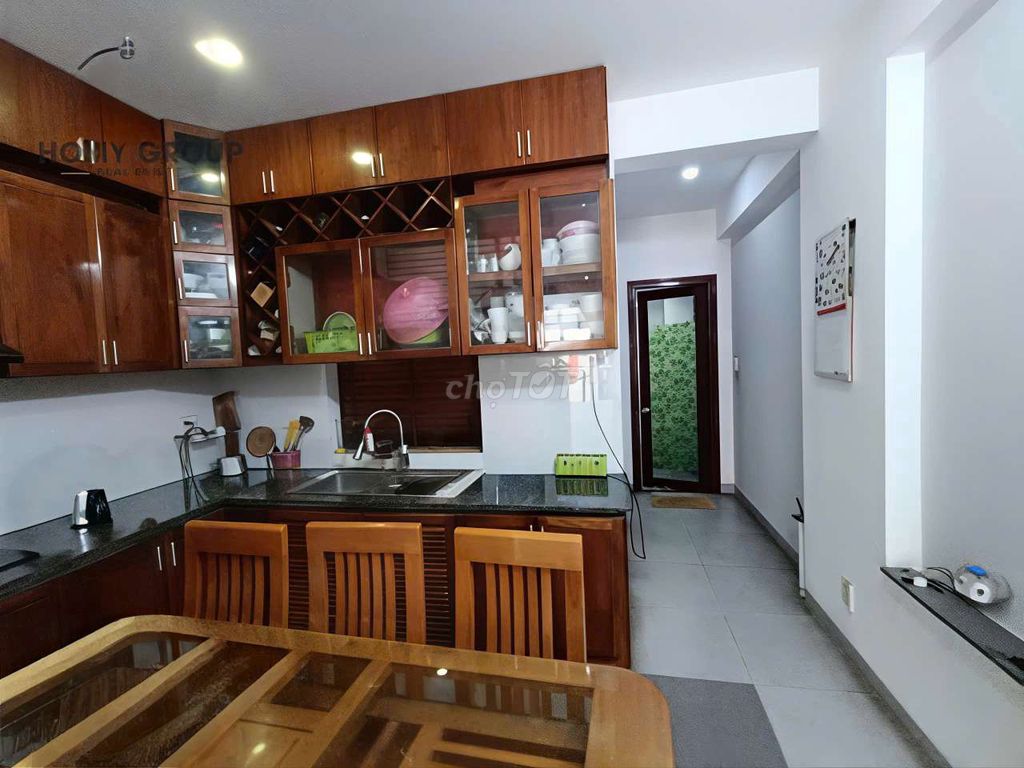 The Kadcs are near ql13, square. Three floors, three bedrooms, three bathrooms, parked in front of the house.