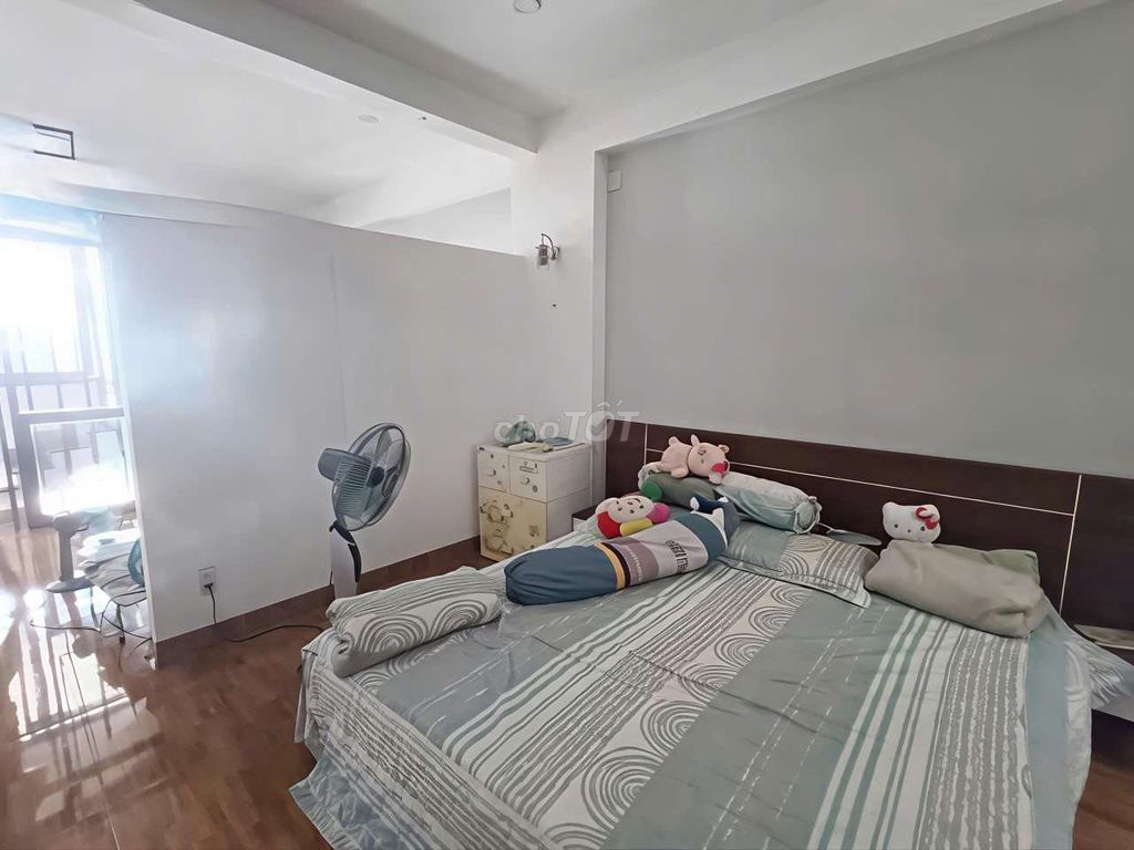 The Kadcs are near ql13, square. Three floors, three bedrooms, three bathrooms, parked in front of the house.