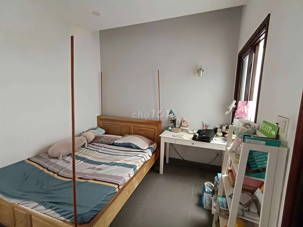The Kadcs are near ql13, square. Three floors, three bedrooms, three bathrooms, parked in front of the house.