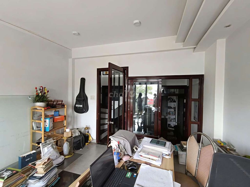 The Kadcs are near ql13, square. Three floors, three bedrooms, three bathrooms, parked in front of the house.