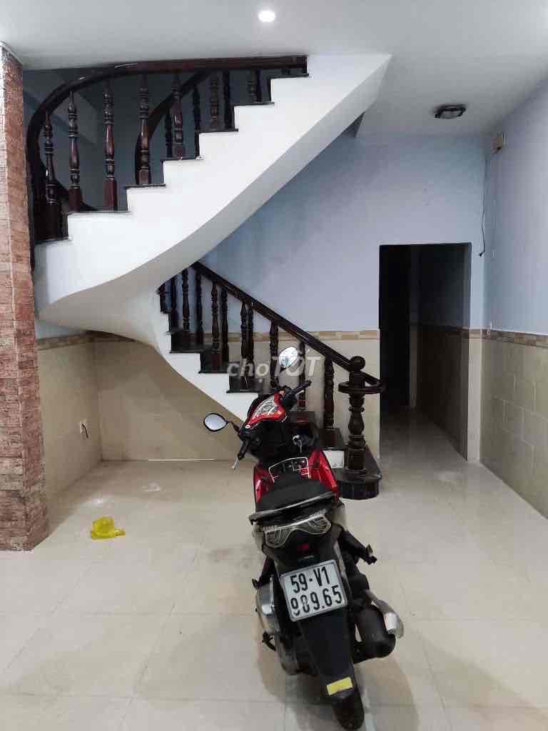 Nice house, three bedrooms, 10 million toilets.