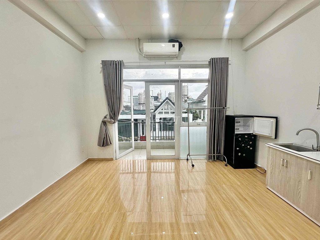 Rent a balcony with a high-strike interior at a sandstone market.