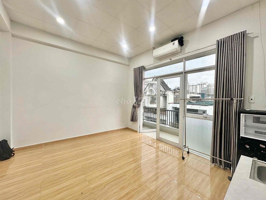 Rent a balcony with a high-strike interior at a sandstone market.