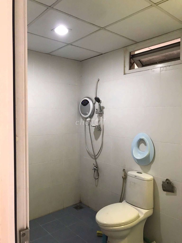 The apartment is 120 meters, three bedrooms, three toilets, nice interior, very cheap at the green end.