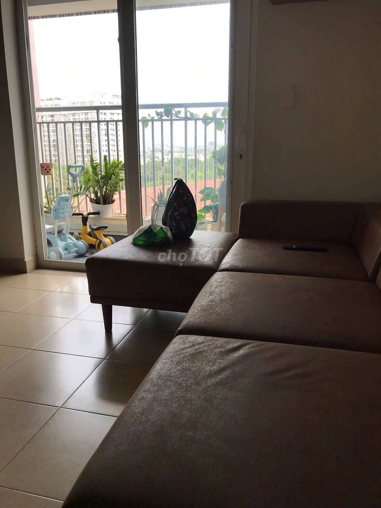 The apartment is 120 meters, three bedrooms, three toilets, nice interior, very cheap at the green end.