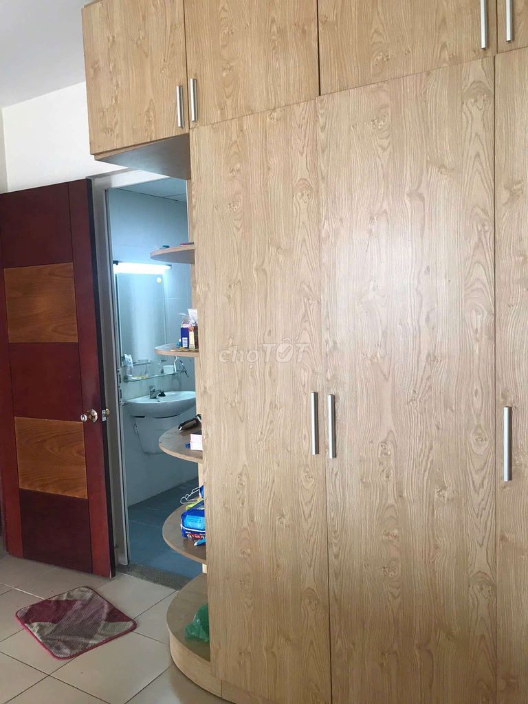 The apartment is 120 meters, three bedrooms, three toilets, nice interior, very cheap at the green end.