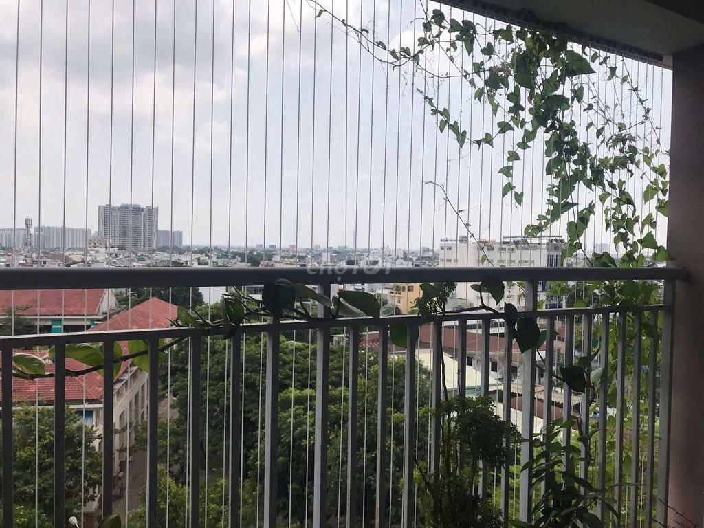 The apartment is 120 meters, three bedrooms, three toilets, nice interior, very cheap at the green end.