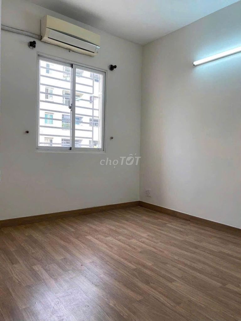 The Oriental Plaza- 116 meters, 3 bedrooms, basic interior, 13.5 million a month.