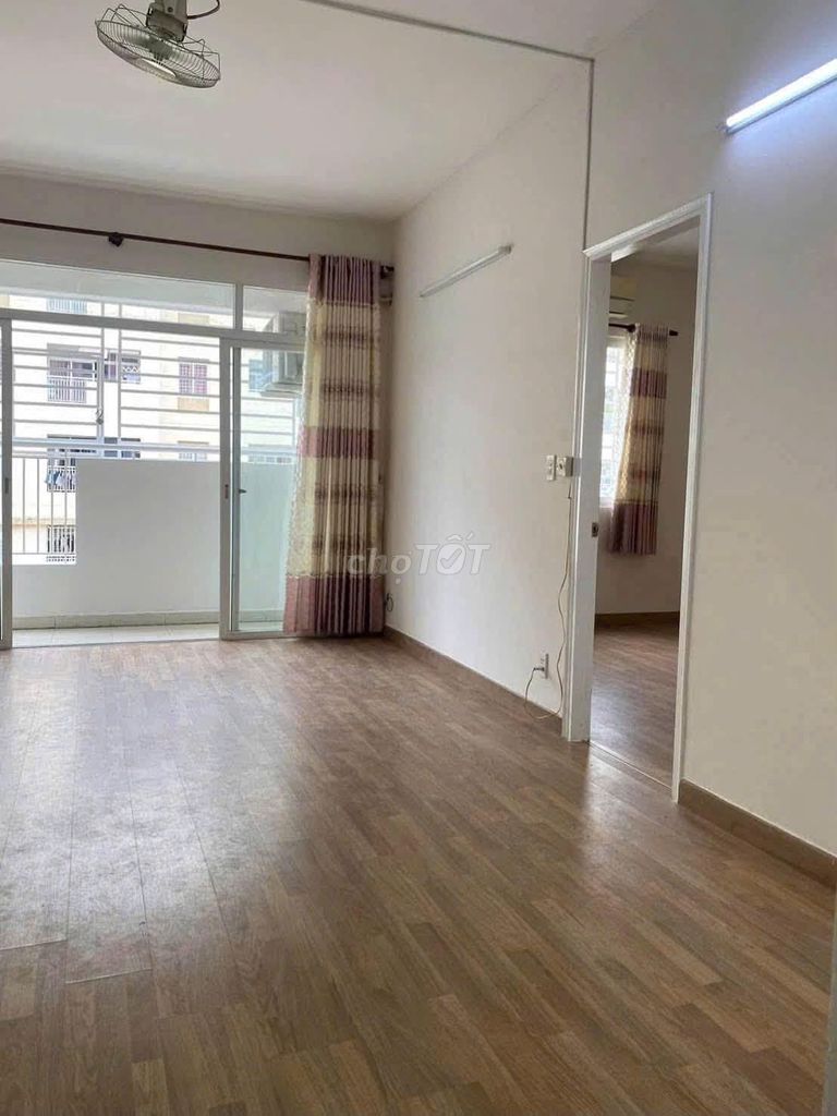The Oriental Plaza- 116 meters, 3 bedrooms, basic interior, 13.5 million a month.