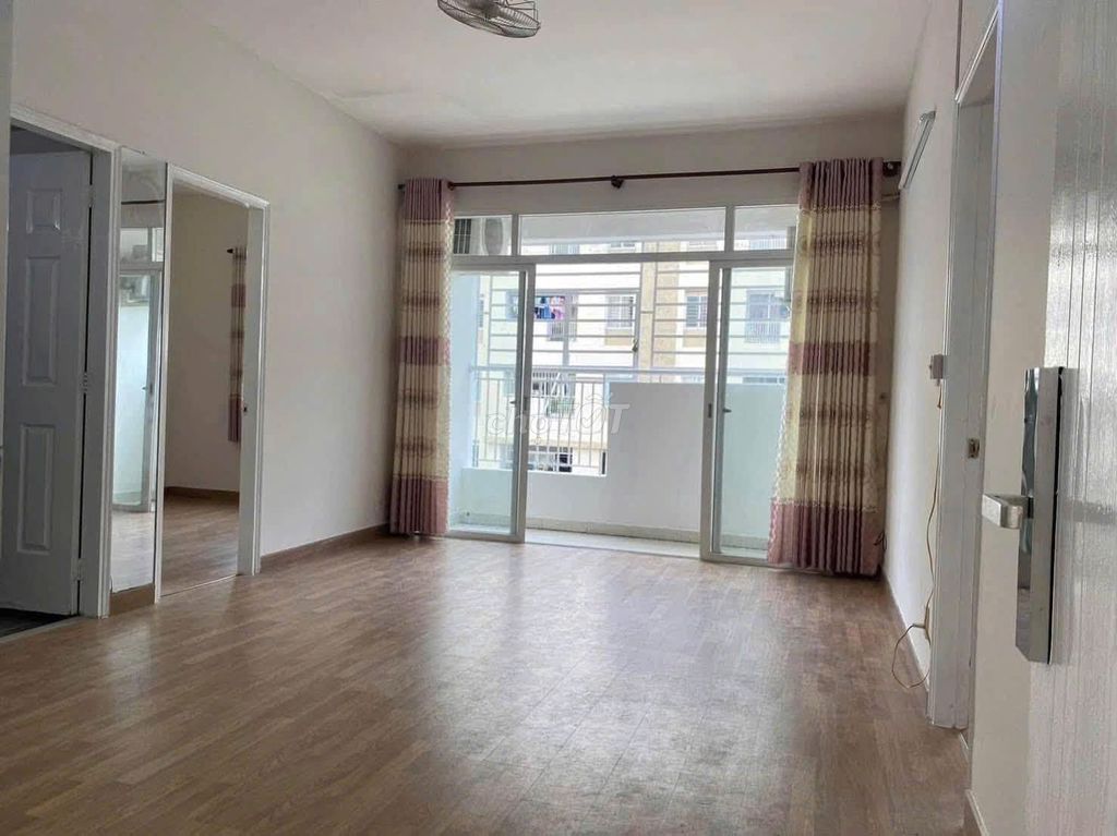 The Oriental Plaza- 116 meters, 3 bedrooms, basic interior, 13.5 million a month.