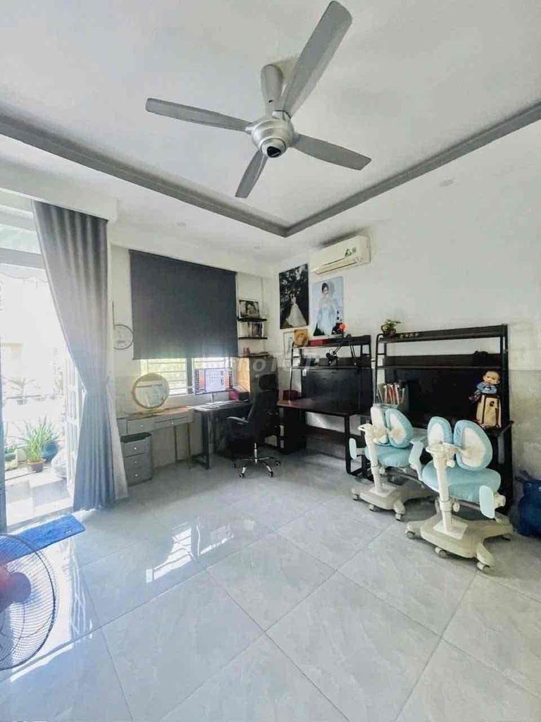 House across the street from the city, 1 st 3th floor, 5 bedroom, car yard, 16.9 million.