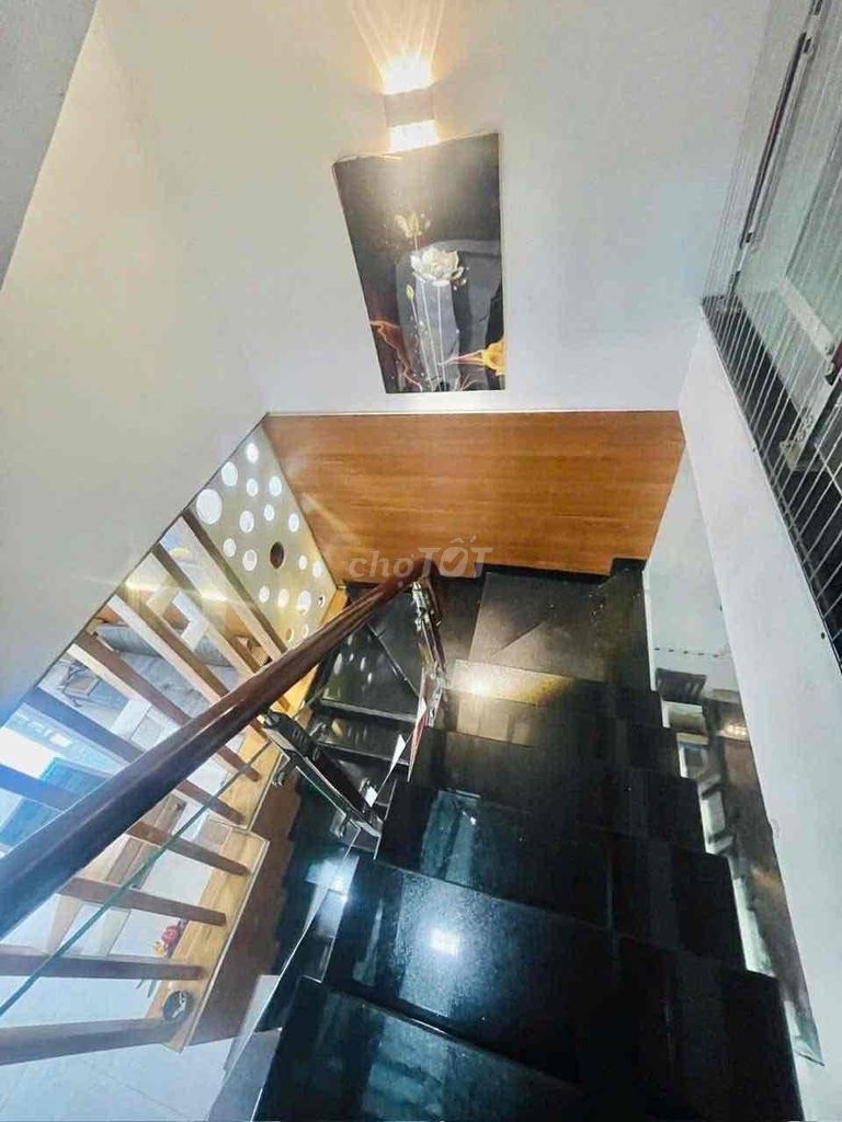 House across the street from the city, 1 st 3th floor, 5 bedroom, car yard, 16.9 million.