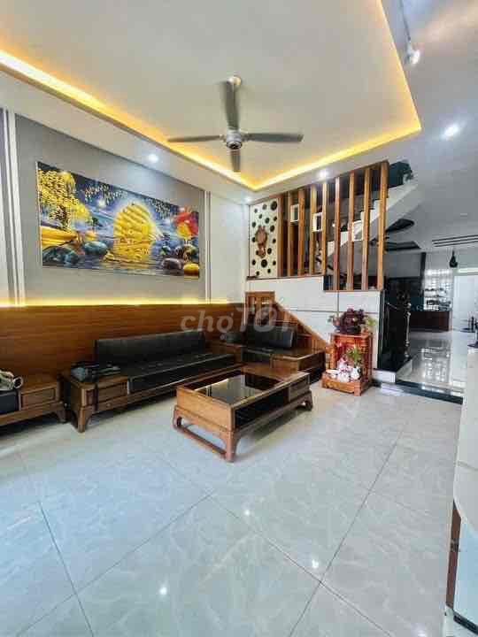 House across the street from the city, 1 st 3th floor, 5 bedroom, car yard, 16.9 million.