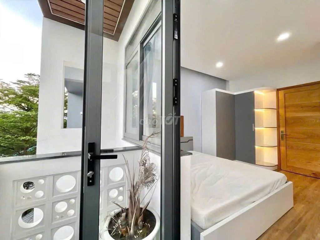 Rent a bar studio, separate the kitchen from the flower park.