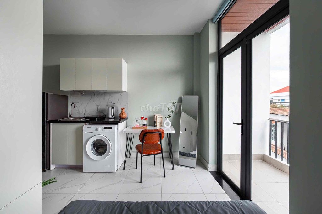 The full balcony service apartment, the beautiful private washing machine window in North Korea