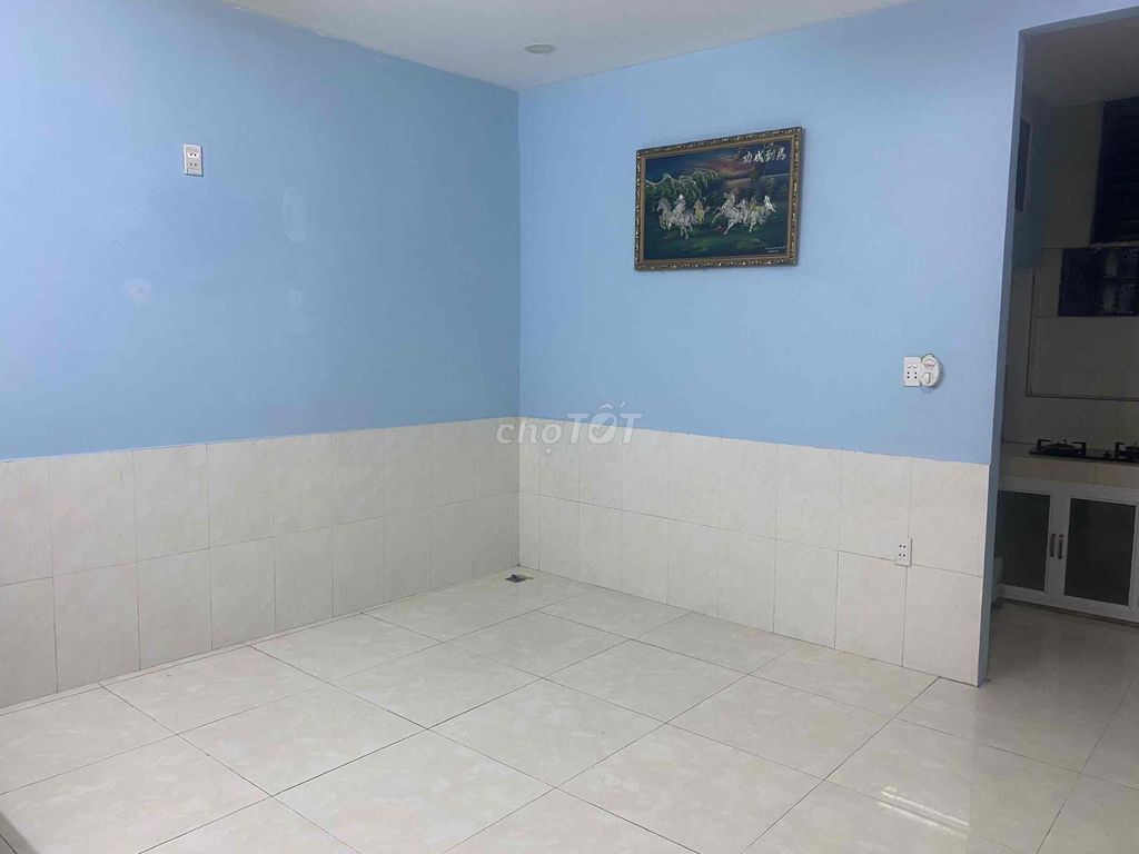 Rent two bedrooms. Two toilets.