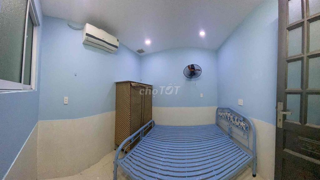 Rent two bedrooms. Two toilets.